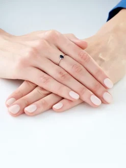 Pierścionek z białego złota z brylantami i szafirem - próba 585