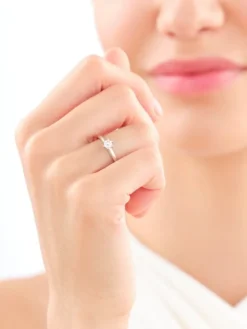 Pierścionek z białego złota z brylantem - 0,23 ct - próba 750