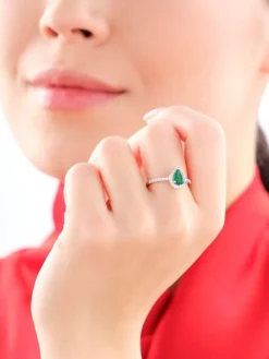 Pierścionek z białego złota z brylantami i szmaragdem - próba 585