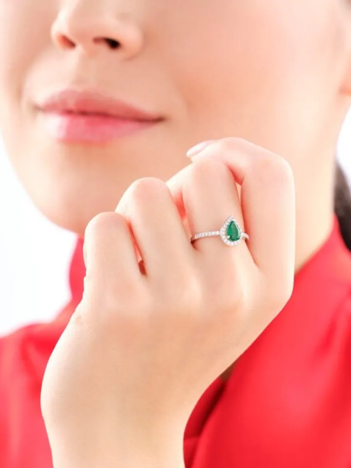 Pierścionek z białego złota z brylantami i szmaragdem - próba 585