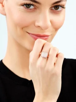 Pierścionek z mosiądzu pozłacany z cyrkoniami i szklanym detalem - kwadrat