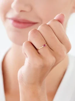 Pierścionek z żółtego i białego złota z diamentami i rubinem - próba 375