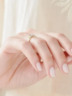 Pierścionek z żółtego i białego złota z brylantem - 0,08 ct - próba 585