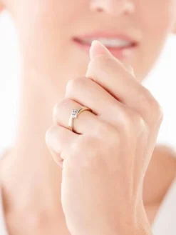 Pierścionek z żółtego i białego złota z diamentami - 0,01 ct - próba 375