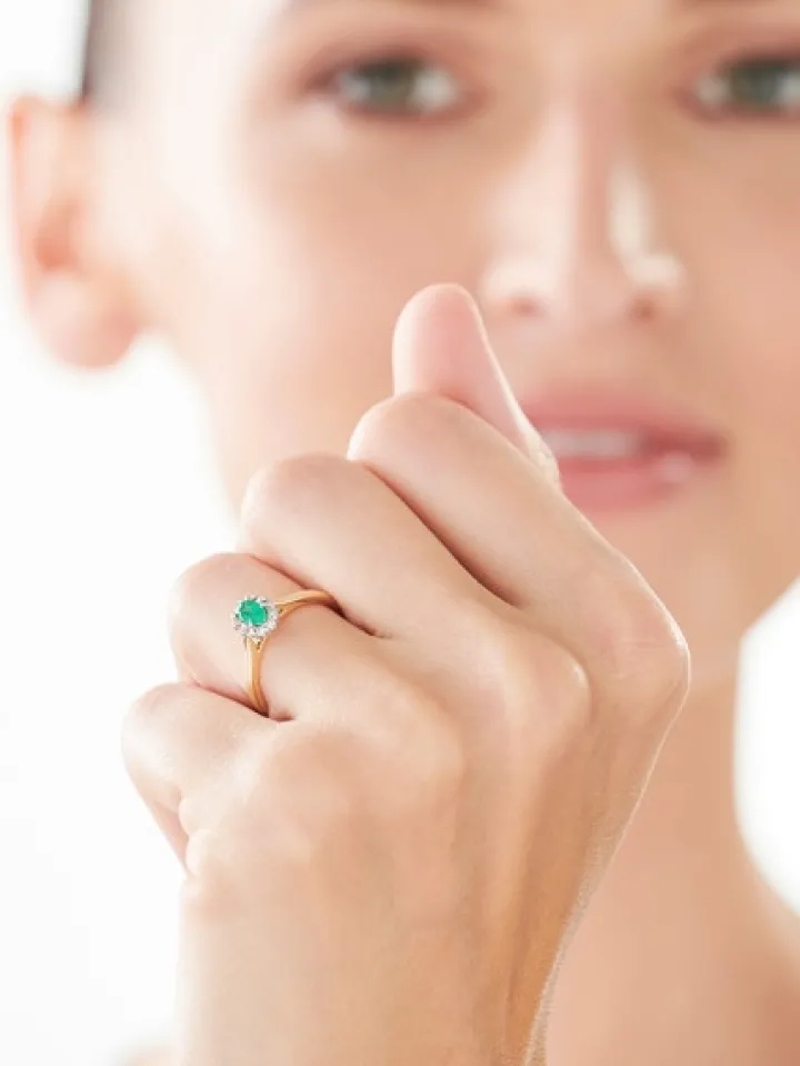 Pierścionek z żółtego i białego złota z brylantami i szmaragdem - próba 585