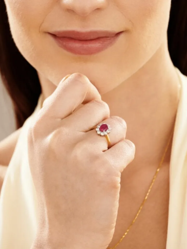 Pierścionek z żółtego i białego złota z brylantami i rubinem - próba 585