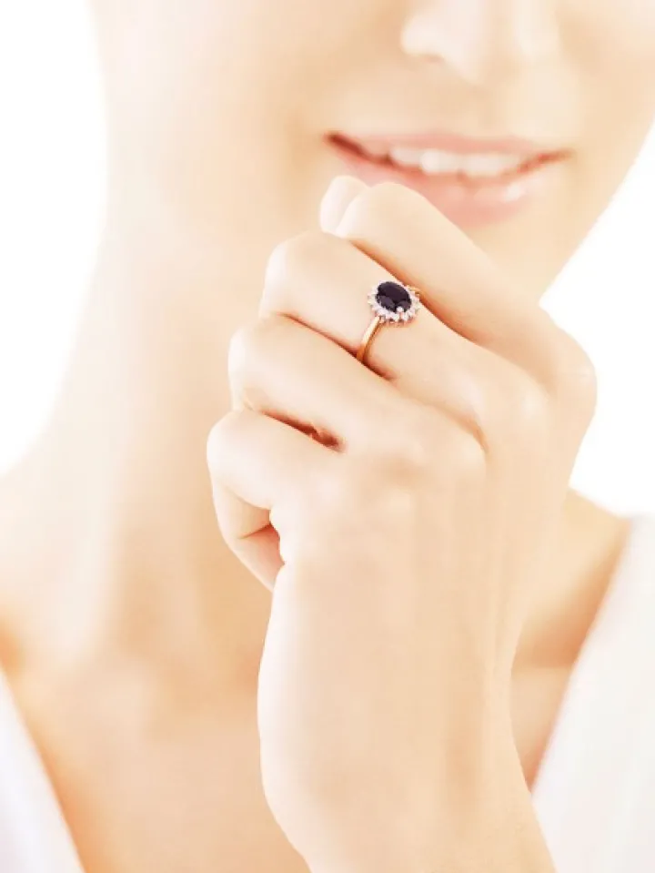 Pierścionek z żółtego i białego złota z brylantami i szafirem - próba 585