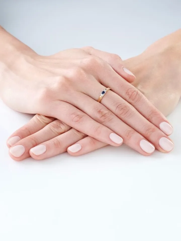 Pierścionek z żółtego i białego złota z brylantami i szafirem - próba 585