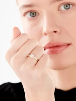 Pierścionek z żółtego złota z brylantem - 0,18 ct - próba 750