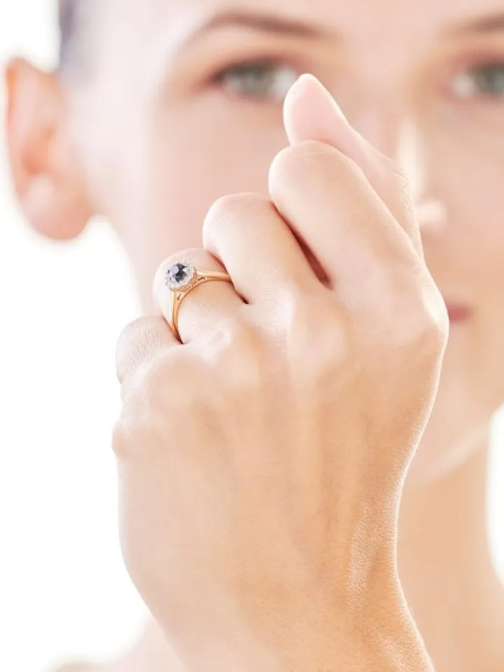 Pierścionek z żółtego złota z diamentami i szafirem - próba 585