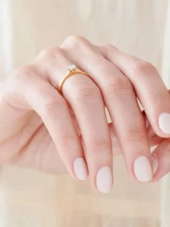 Pierścionek z żółtego złota z brylantem - 0,18 ct - próba 750