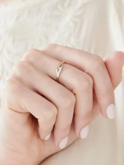 Pierścionek z żółtego złota z brylantem - 0,02 ct - próba 585