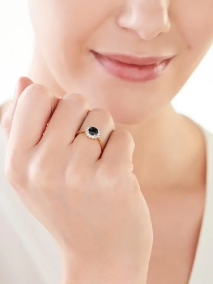 Pierścionek z żółtego złota z brylantami i szafirem - próba 585