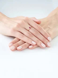 Pierścionek z żółtego złota z diamentami i rubinem - próba 375