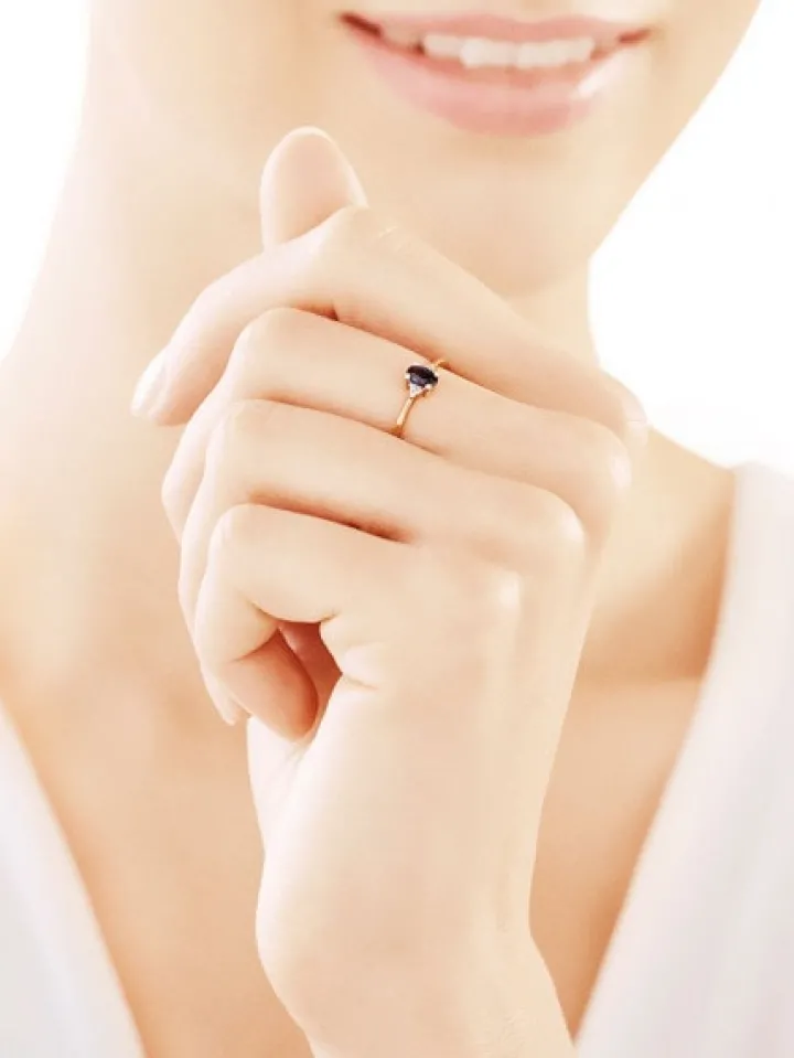 Pierścionek z żółtego złota z diamentami i szafirem - próba 375