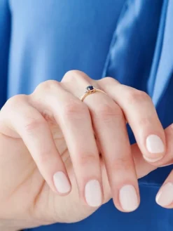 Pierścionek z żółtego złota z diamentami i szafirem - próba 375