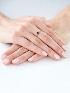 Pierścionek z żółtego złota z diamentami i szafirem - próba 375