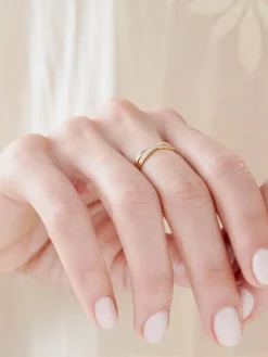 Pierścionek  z żółtego złota z diamentami - 0,02 ct - próba 375