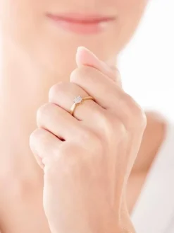 Pierścionek z żółtego złota z diamentami - 0,05 ct - próba 375