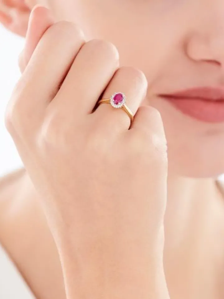 Pierścionek z żółtego złota z diamentami i rubinem - próba 585