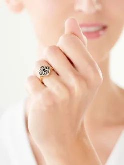 Pierścionek z żółtego złota z diamentami - 0,05 ct - próba 375