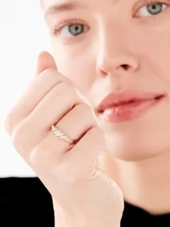 Pierścionek z żółtego złota z diamentami - 0,05 ct - próba 375