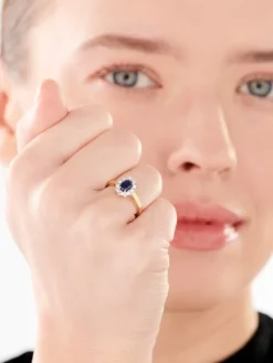 Pierścionek z żółtego złota z diamentami i szafirem - próba 585