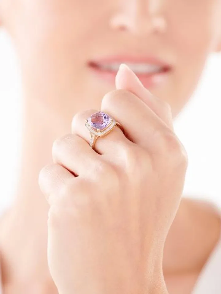 Pierścionek z żółtego złota z diamentami i ametystem - próba 585