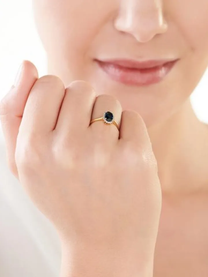 Pierścionek z żółtego złota z diamentami i szafirem - próba 585