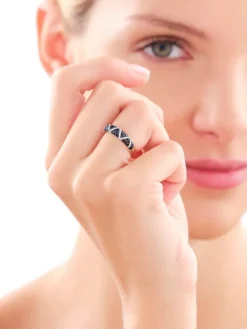 Pierścionek z żółtego złota z brylantami - 0,02 ct - próba 375