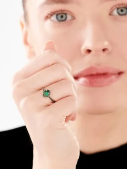 Pierścionek z żółtego złota z czarnymi brylantami i szmaragdem syntetycznym - próba 375