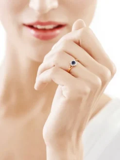 Pierścionek z żółtego złota z brylantami i szafirem - próba 585