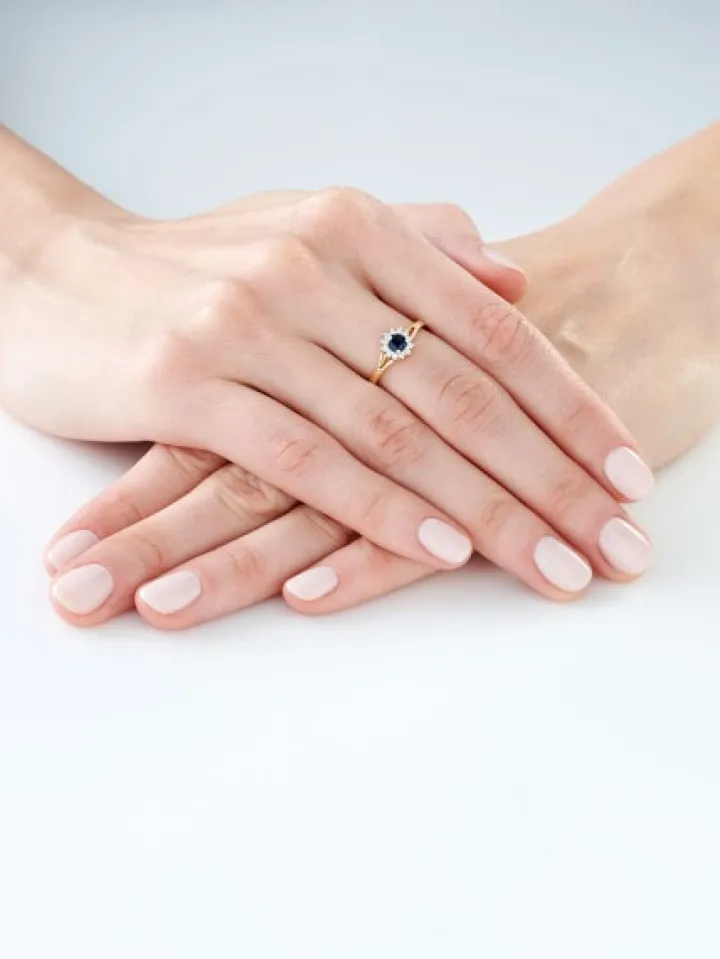 Pierścionek z żółtego złota z brylantami i szafirem - próba 585