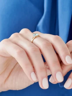 Pierścionek z żółtego złota z diamentami i topazem Sky Blue - próba 375