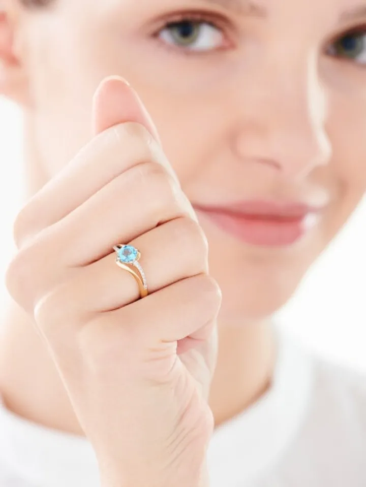 Pierścionek z żółtego złota z diamentami i topazem - próba 585