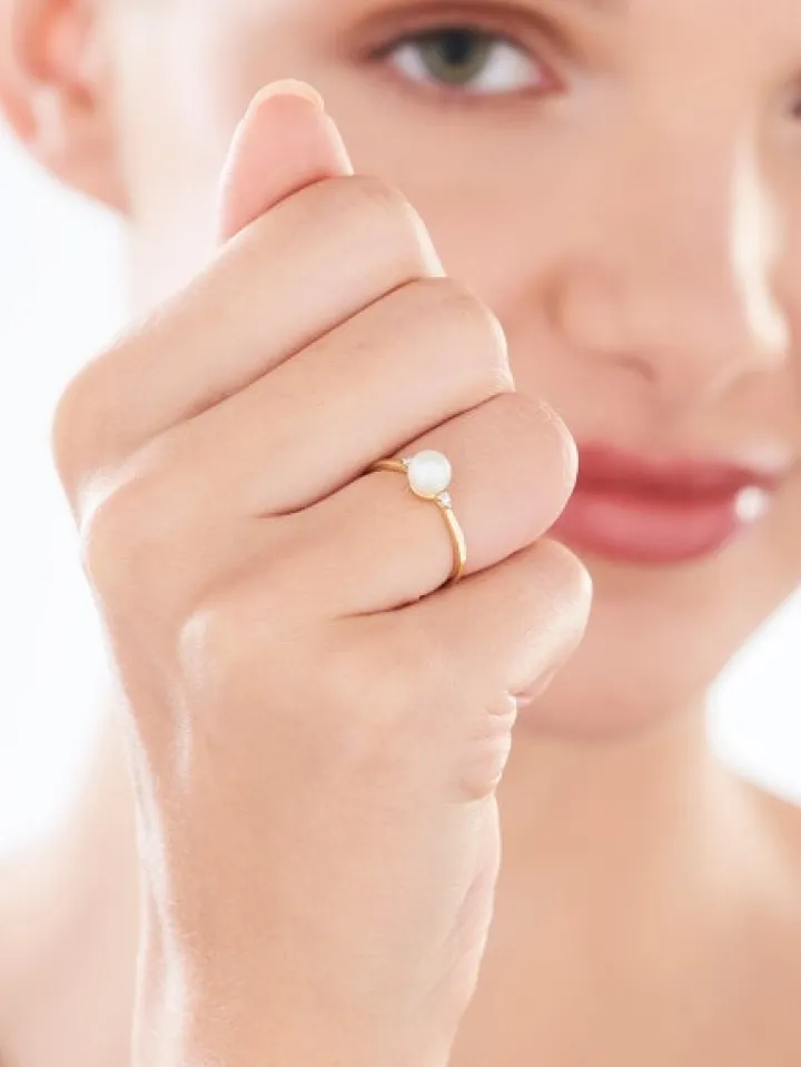 Pierścionek z żółtego złota z brylantami i perłą - próba 375