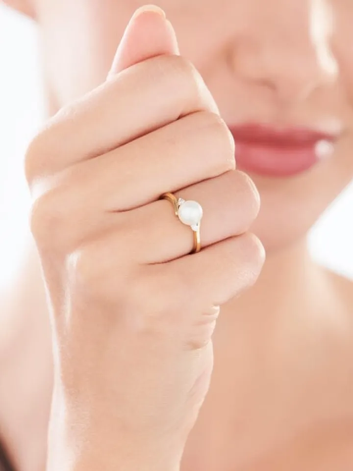 Pierścionek z żółtego złota z brylantami i perłą - próba 585