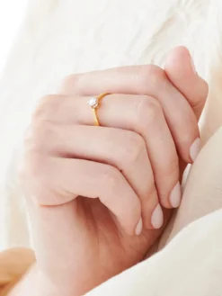 Pierścionek z żółtego złota z brylantem - 0,18 ct - próba 750