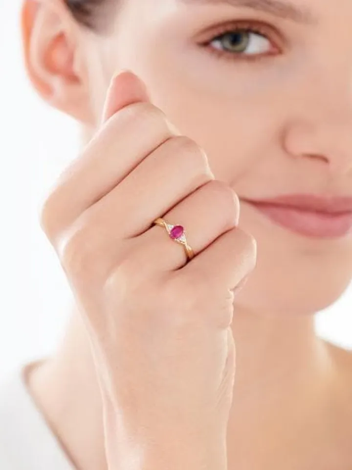 Pierścionek z żółtego złota z diamentami i rubinem - próba 585