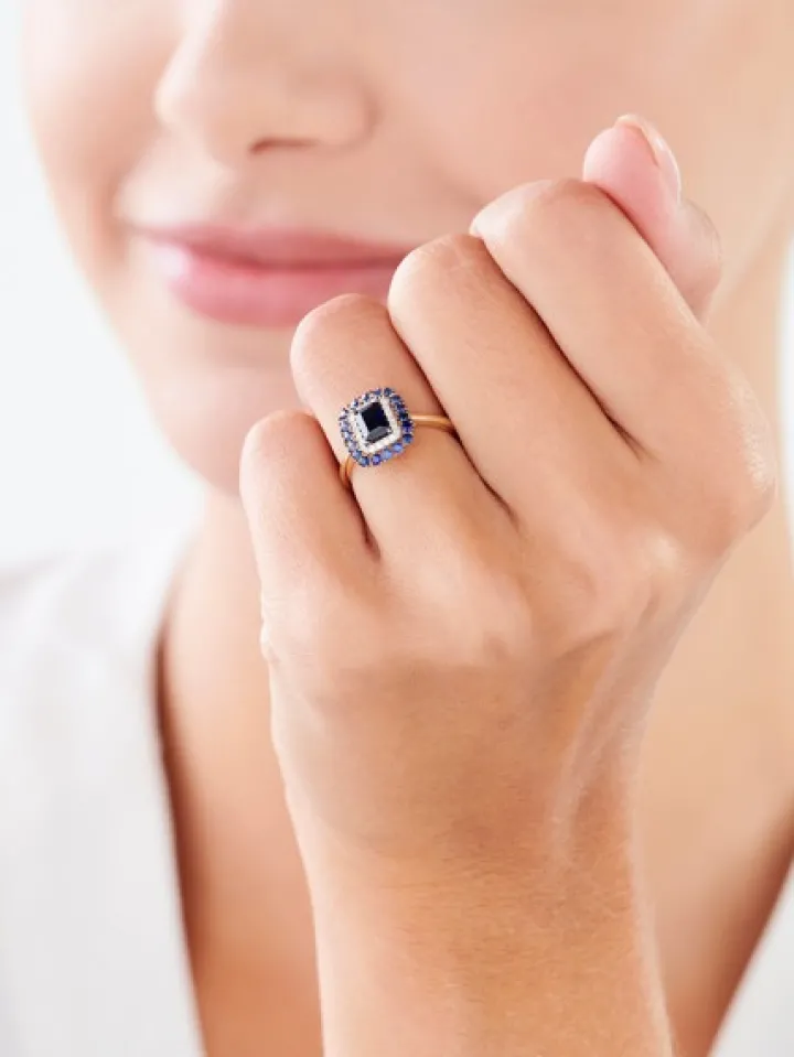 Pierścionek z żółtego złota z brylantem i topazami - próba 375