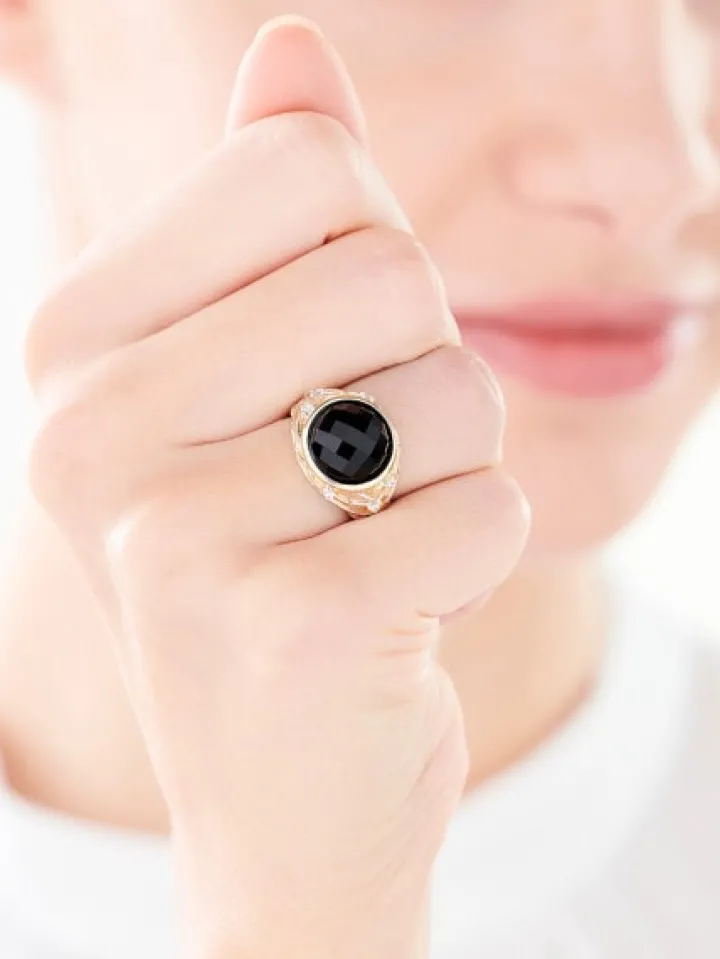 Pierścionek z żółtego złota z brylantami i onyksem - próba 585