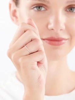 Pierścionek z żółtego złota z diamentami - 0,04 ct - próba 375