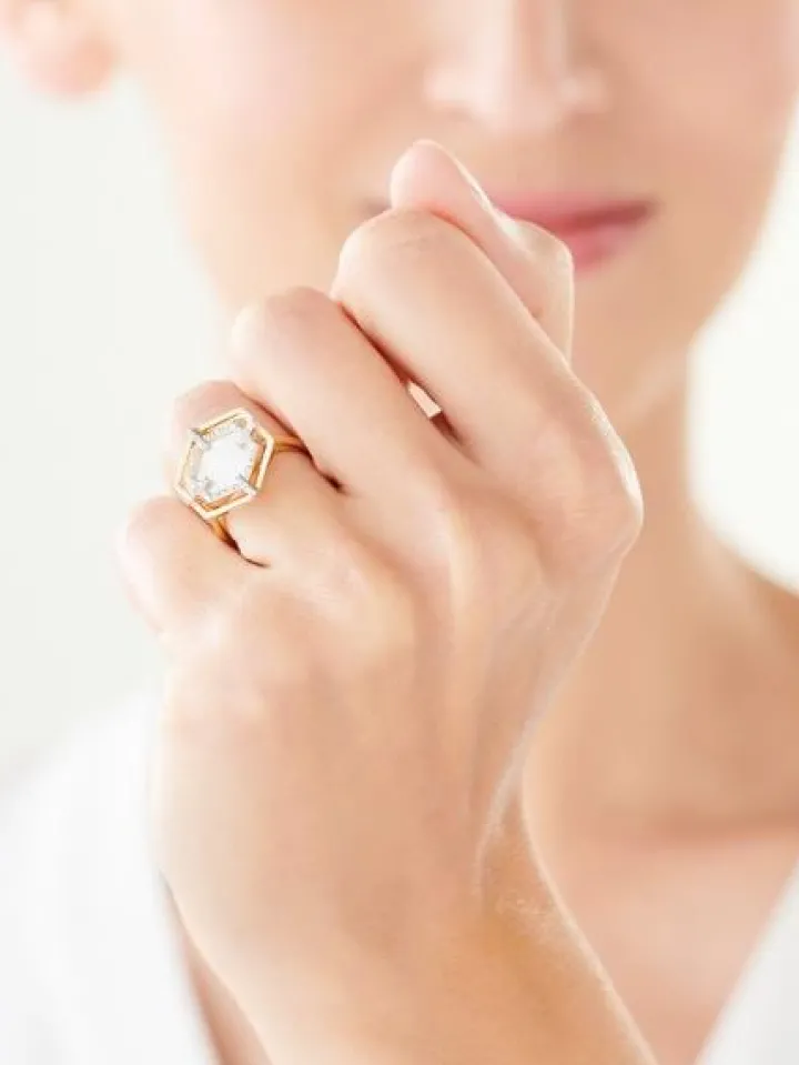 Pierścionek z żółtego złota z diamentami i masą perłową - próba 585