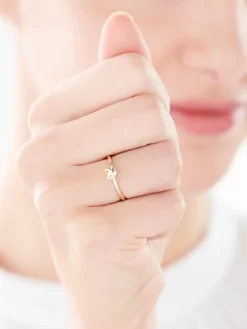 Pierścionek z żółtego złota z diamentem - 0,004 ct - próba 375