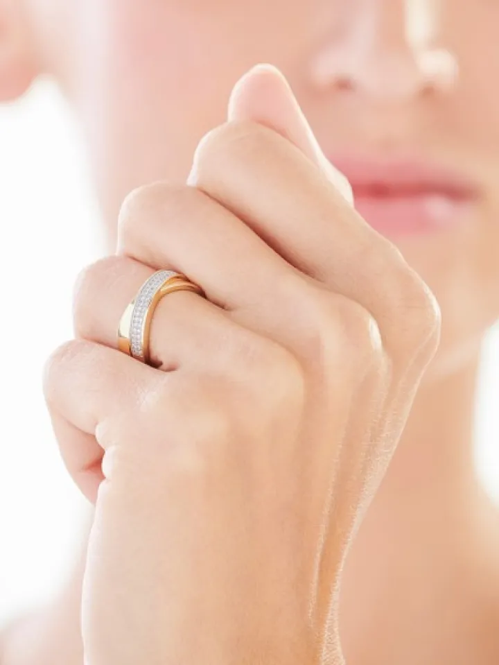 Pierścionek z żółtego złota z brylantem i topazami - próba 375