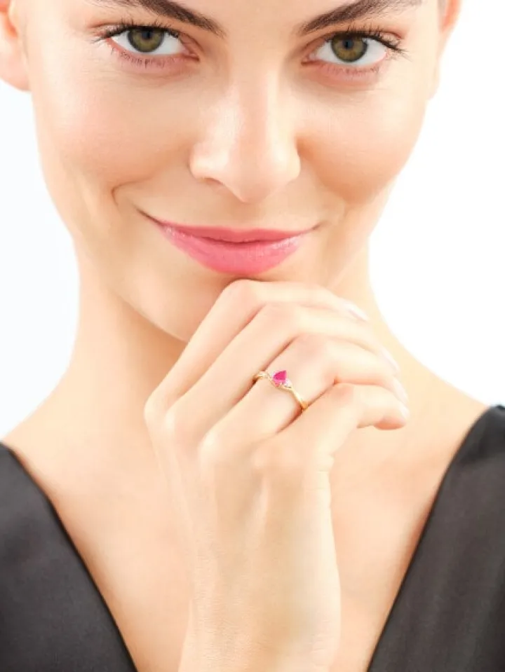 Pierścionek z żółtego złota z diamentami i rubinem - próba 585