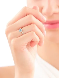 Pierścionek z żółtego złota z brylantami i topazem - próba 375