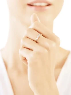 Pierścionek z żółtego złota z brylantem - 0,01 ct - próba 375