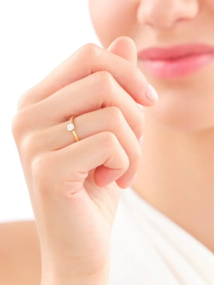 Pierścionek z żółtego złota z brylantem - 0,18 ct - próba 750