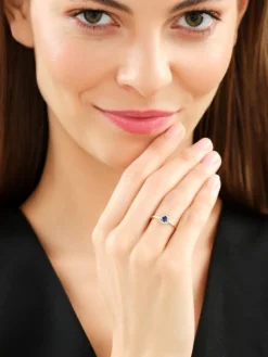 Pierścionek z żółtego złota z diamentami i szafirem - próba 375